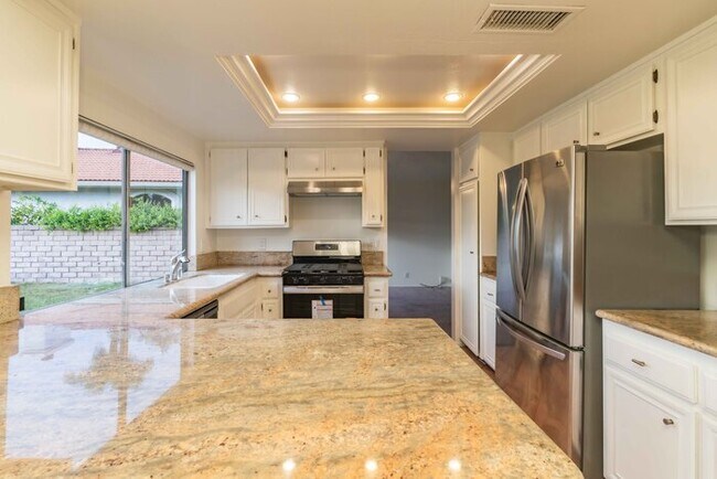 Building Photo - Beatiful house next to golf course.