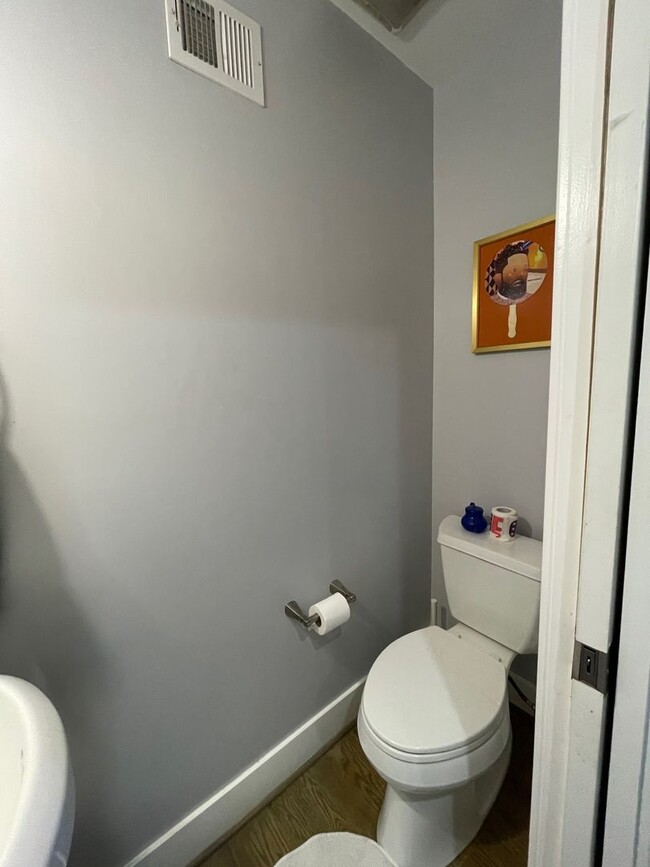 Building Photo - Spacious 2BR Townhouse with Backyard & Bon...