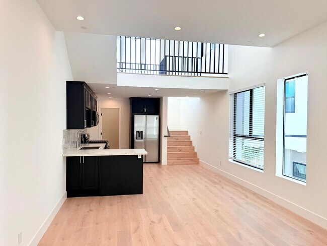 Building Photo - Beautiful Modern Luxury 4 Story Townhome - 4 bed - 3.5 bath with Rooftop Deck in Silver Lake
