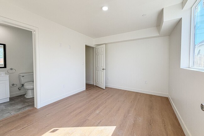 Building Photo - 423 E 31st St