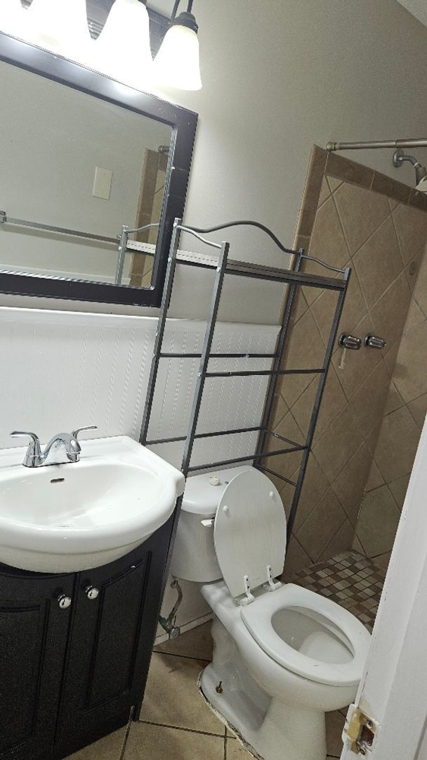 Building Photo - 3 bed 2 bath Home for rent