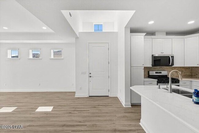 Building Photo - 8912 Parrot Pl