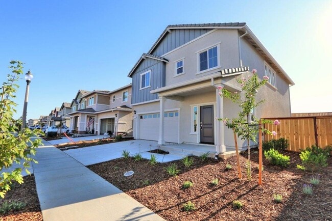 Building Photo - Beautiful Lincoln Home Available in May!