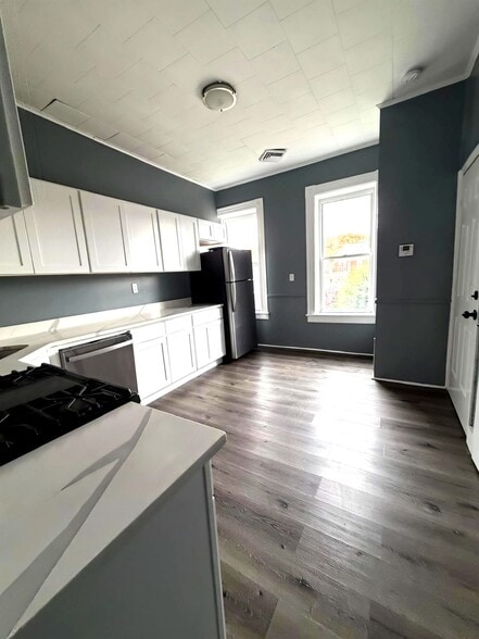 Building Photo - 204 1st St