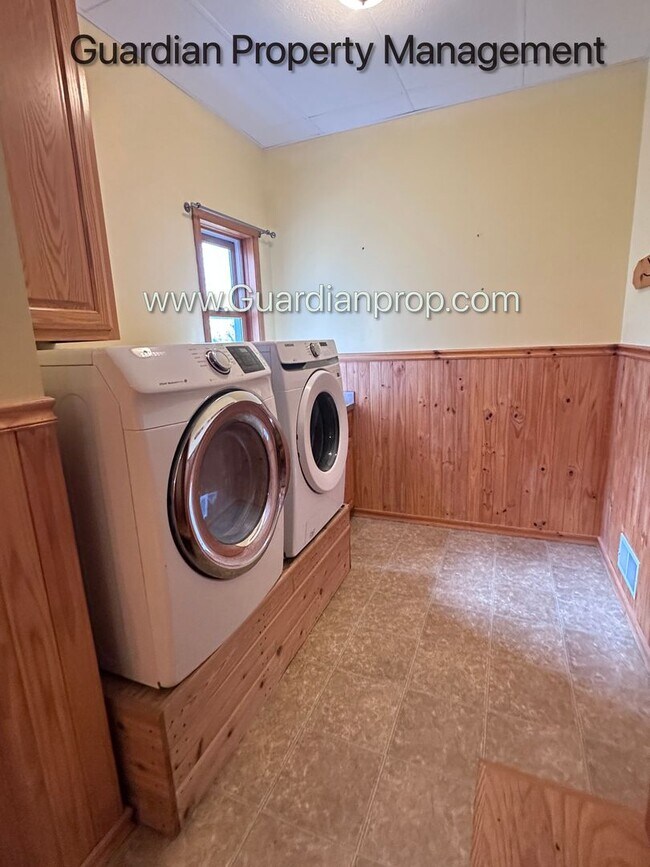 Building Photo - Minnetonka Home, 3 Car Garage, Large Primary, Updated Kitchen, Patio