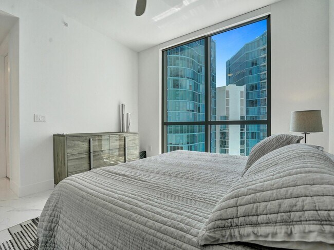 Building Photo - 100 E Las Olas Blvd