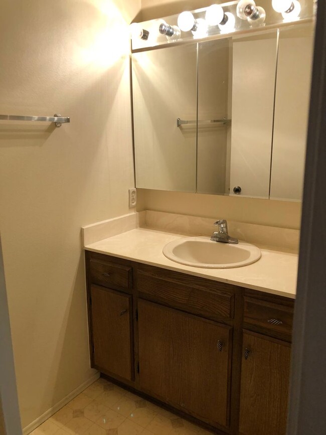 Building Photo - San Carlos 2/2 Upgraded Condo For Lease