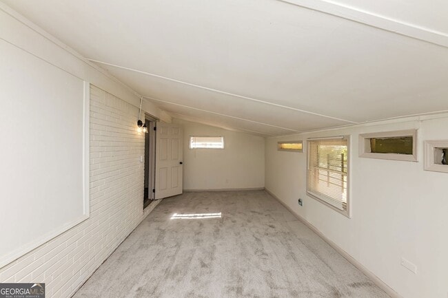 Building Photo - 210 Oak Dr SE