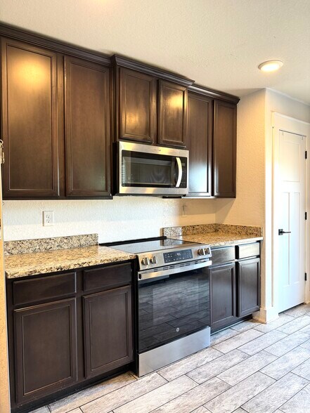 Kitchen - 12710 Clearwater Cv