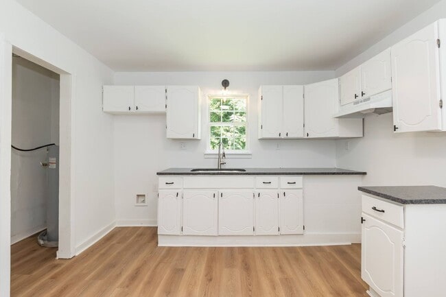 Building Photo - Three Bedroom Home!