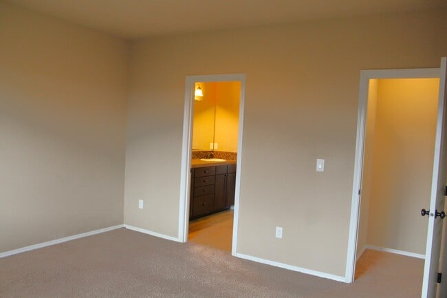 Building Photo - 2244 Kingswood Dr