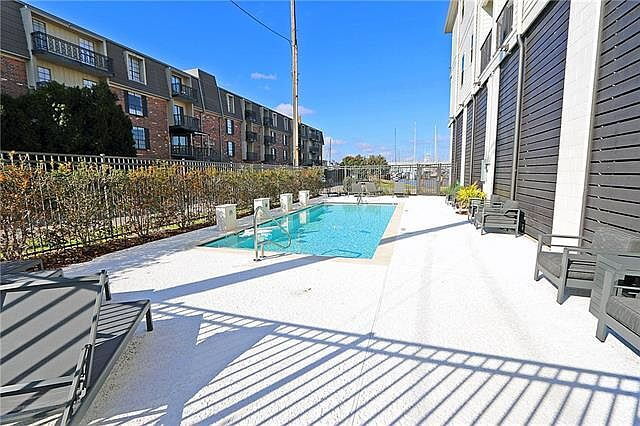 Building Photo - 2-Bed, 3-Bath on Pontchartrain Blvd – Your New Orleans Oasis Awaits!"