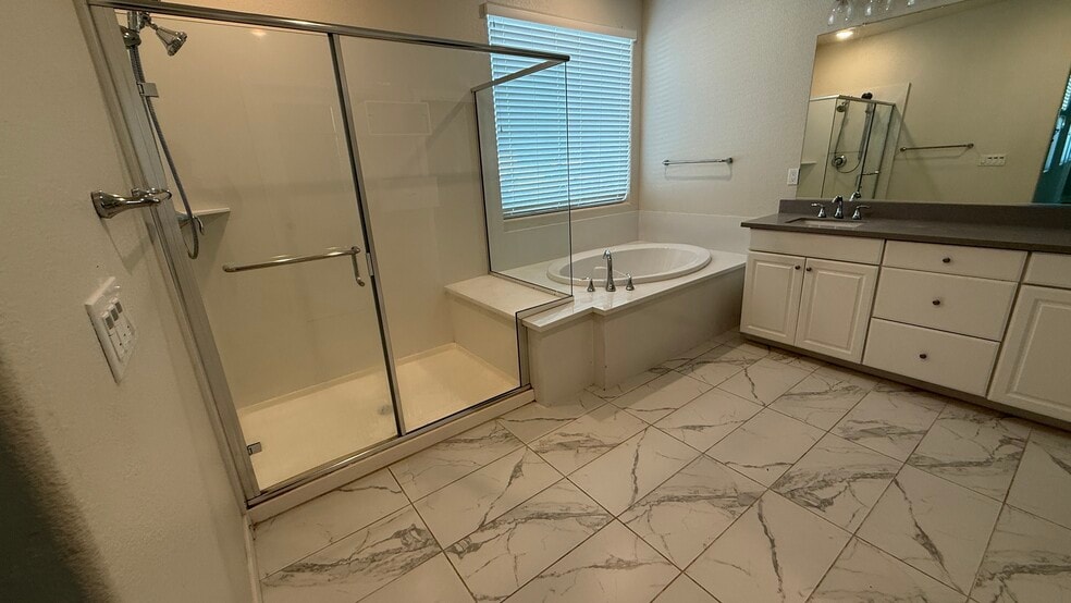 master bedroom - 829 Bamboo Dr