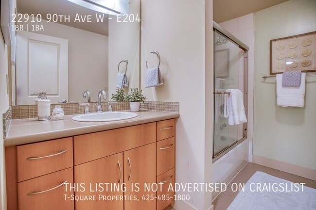 Building Photo - Beautifully Updated 1 Bedroom Condo w/Priv...