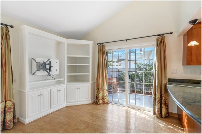 Building Photo - Beautiful Woodbridge Home!