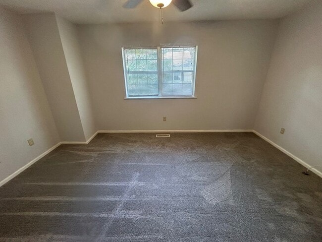 Building Photo - 1113 Country Town