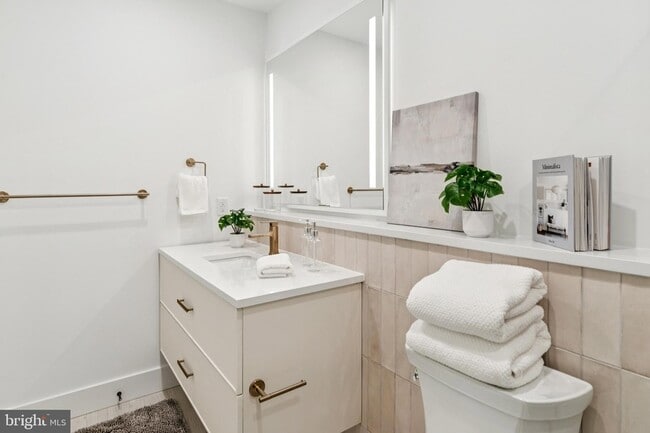 Building Photo - 30 W Allens Ln