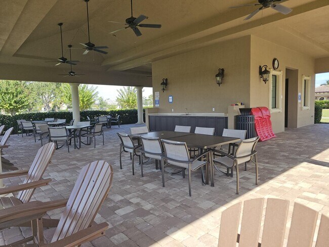 Building Photo - 758 SE Courances Dr