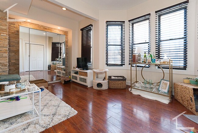 Building Photo - Beautiful & Renovated 2 bed in Brookline... Really Nice Listing!!