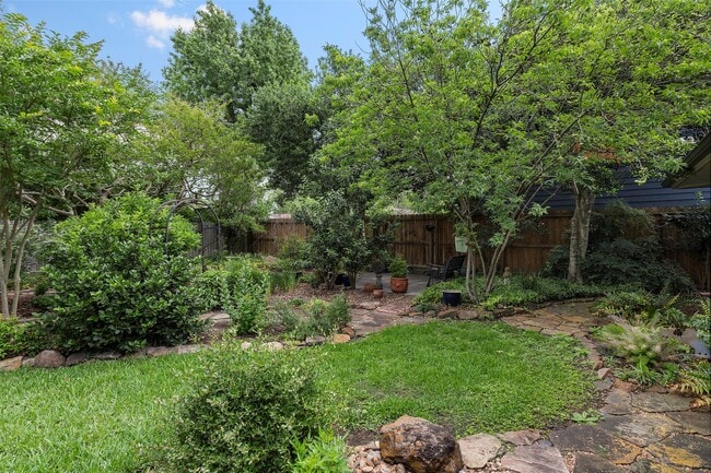 Building Photo - 2114 Saxon Dr