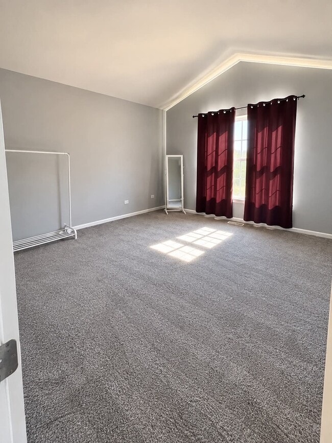 Building Photo - 1800 Fieldstone Dr N