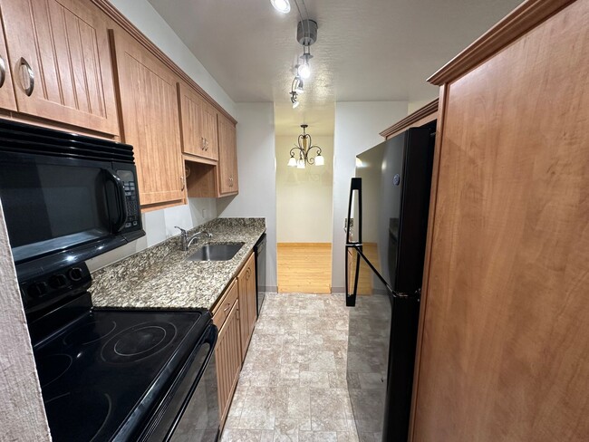 Building Photo - Spacious 1 Bedroom near Lake Merritt! FIRS...