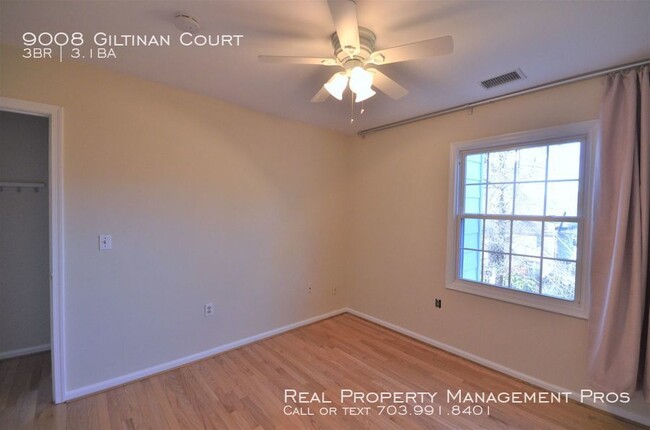 Building Photo - Charming End Unit by Huntsman Lake!