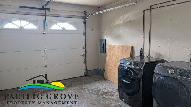 Building Photo - Updated Three Bedroom