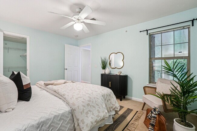 Building Photo - Gorgeous third floor - 1bd/1ba condo