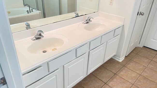 Building Photo - 12914 Pinehall Ln