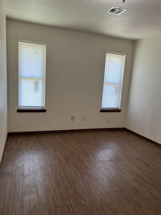 Building Photo - 214 Falcon Ct