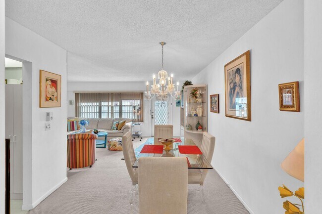 Building Photo - 576 Fanshaw N