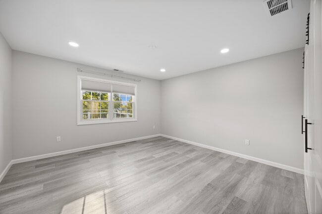 Building Photo - 38 Longvue Dr