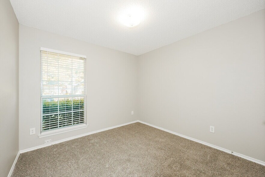 Building Photo - 829 Clear Creek Dr