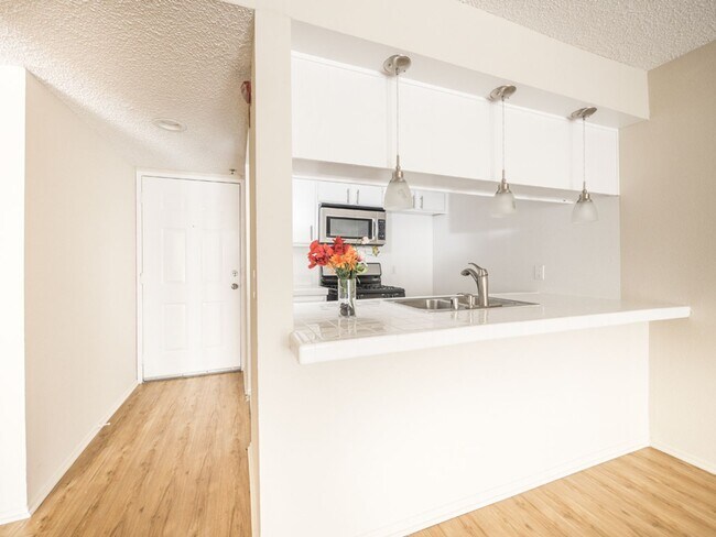 Interior Photo - 400-420 N. Oakland Ave