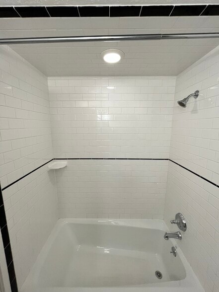Tiled Shower with Cast-iron bath - 29 State St