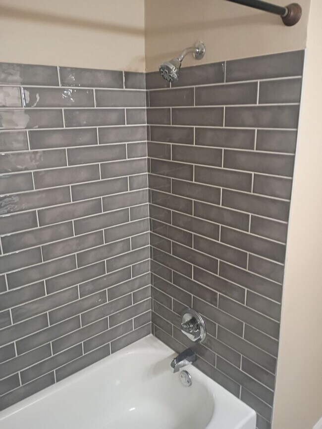 Building Photo - Spacious 4 bedroom 2 bath home for lease