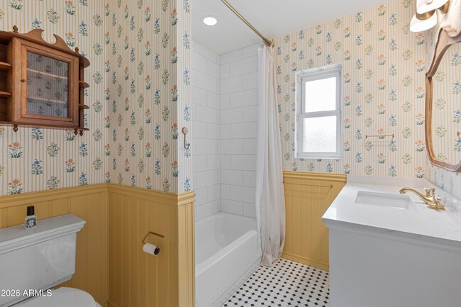 Building Photo - 4213 E Lewis Ave