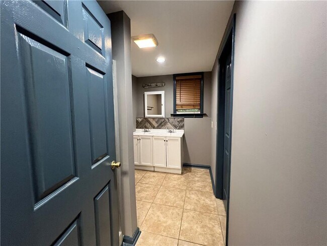 Building Photo - 5035 Hamptons Club Dr