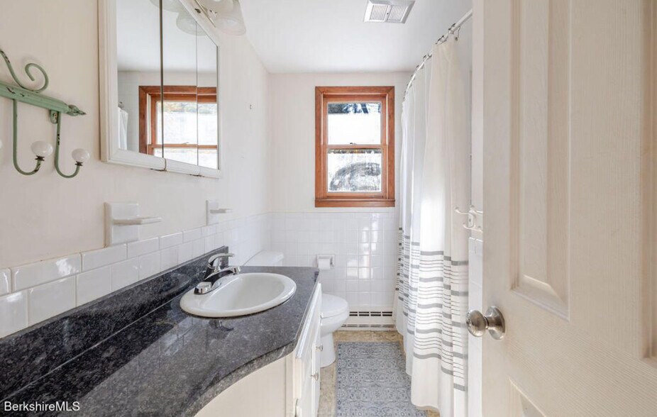 Building Photo - 230 Middle Rd