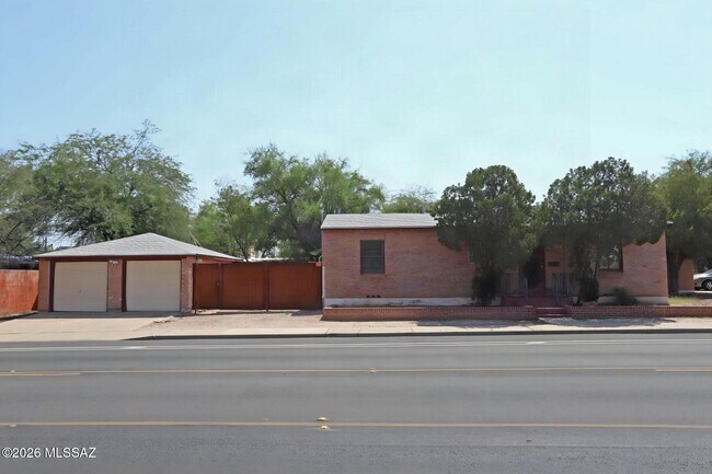 Building Photo - 1202 N Tucson Blvd