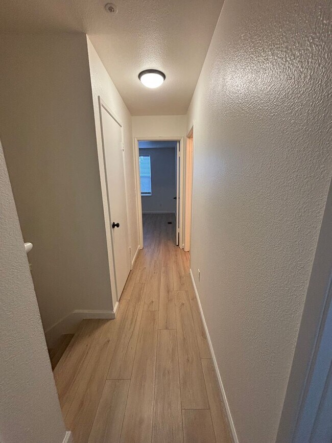 Building Photo - Beautiful 3 Bedroom, 1.5 Bath Townhome Available now!