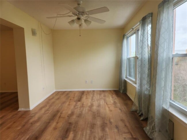 Building Photo - 2458 Columbia Dr