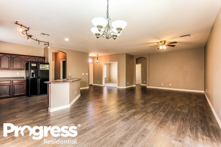 Building Photo - 14133 W Crocus Dr