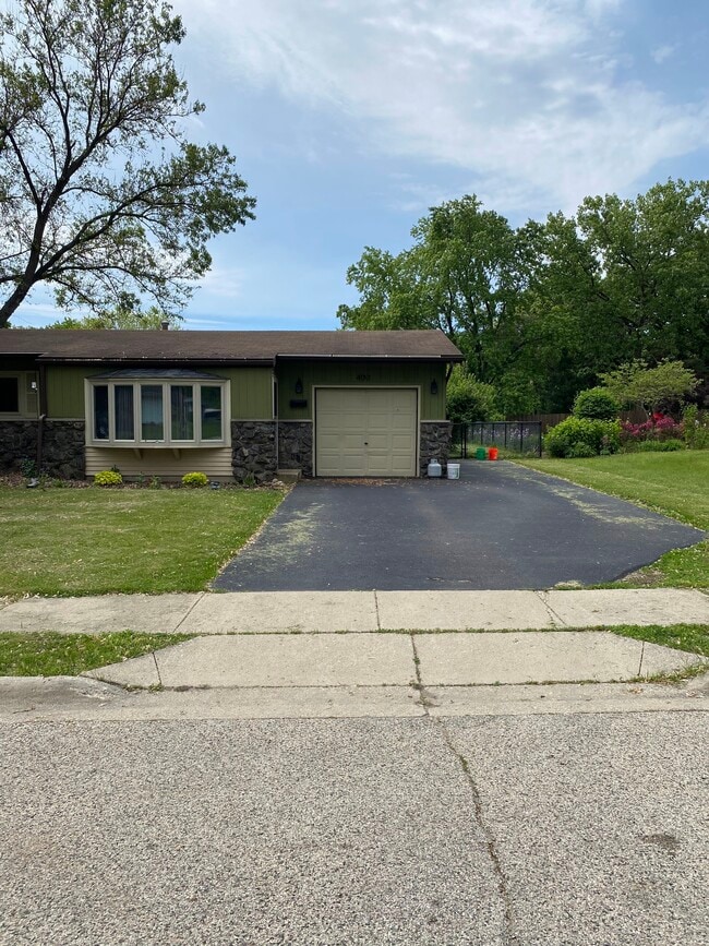 Building Photo - 4011 Maple Ave