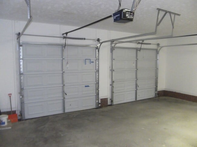 Building Photo - Spacious 3 bedroom with bonus!