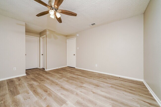 Building Photo - 1115 Hemlock Ct