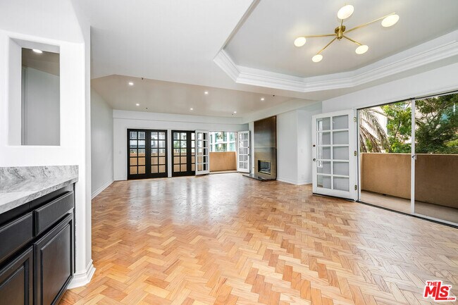 Building Photo - 120 S Palm Dr