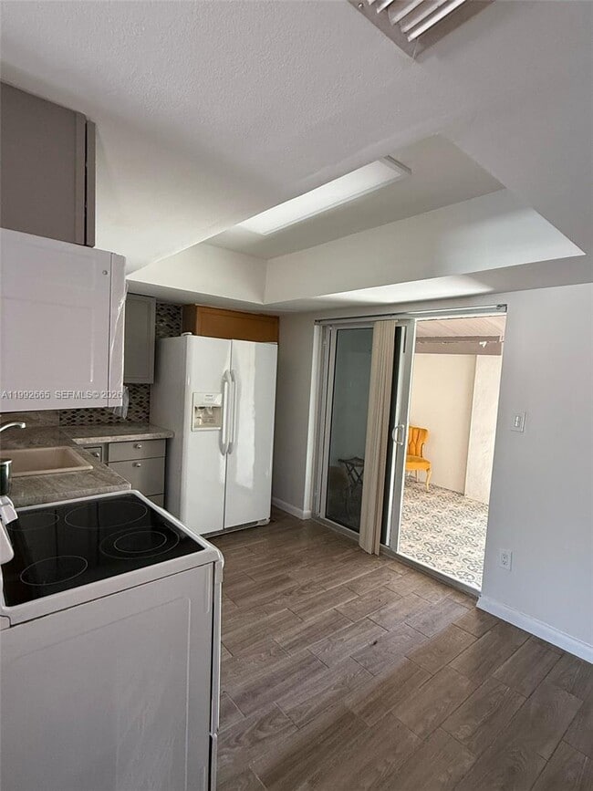 Building Photo - 5460 SW 38th Ct