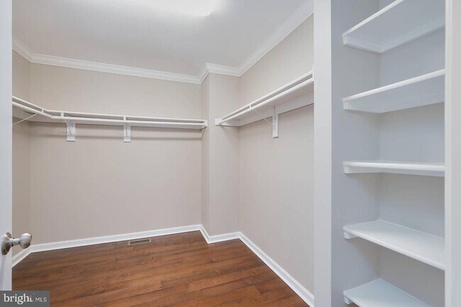 Building Photo - 412 Woodcrest Dr SE